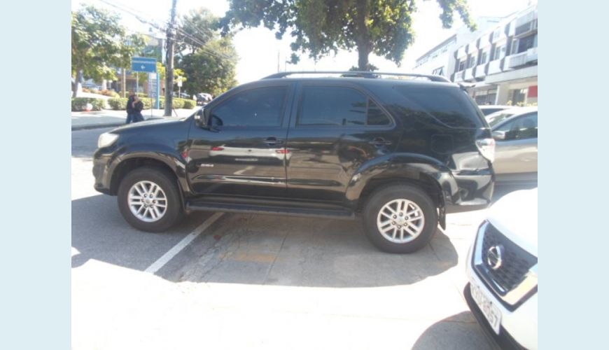 TOYOTA HILUX SW4 3.0 SRV 4X4 7 LUGARES 16V TURBO INTERCOOLER DIESEL 4P AUT. - PRETO - 2013 Foto 2 (Grande)