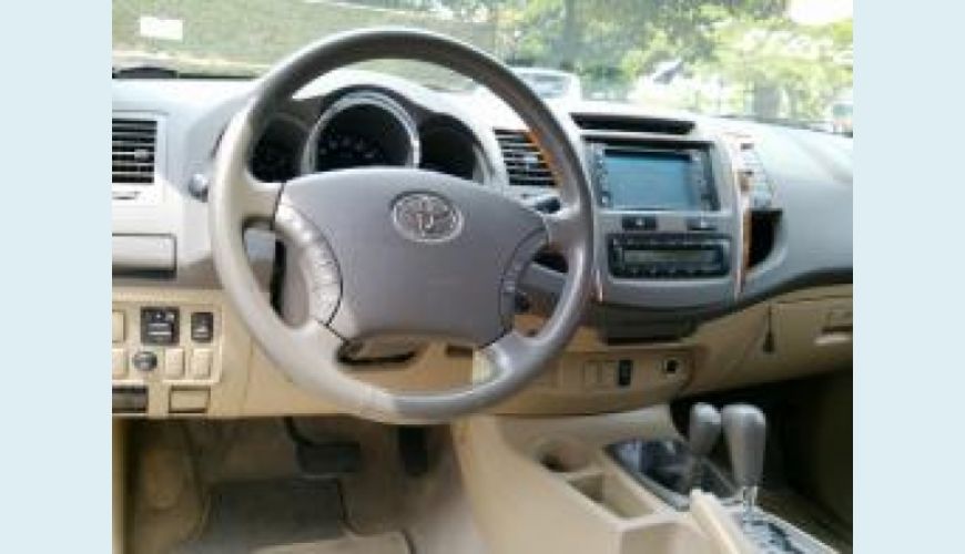TOYOTA HILUX SW4 3.0 SRV 4X4 7 LUGARES 16V TURBO INTERCOOLER DIESEL 4P AUT. - PRATA - 2010 Foto 3 (Grande)