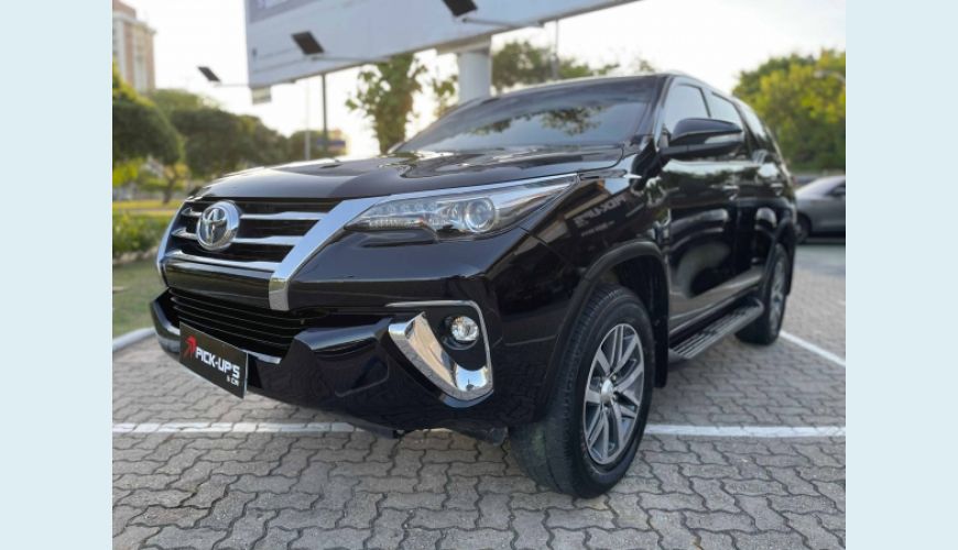 TOYOTA HILUX SW4 2.7 SR 7 LUGARES 4X2 16V FLEX 4P AUT. - PRETO - 2017 Foto 3 (Grande)