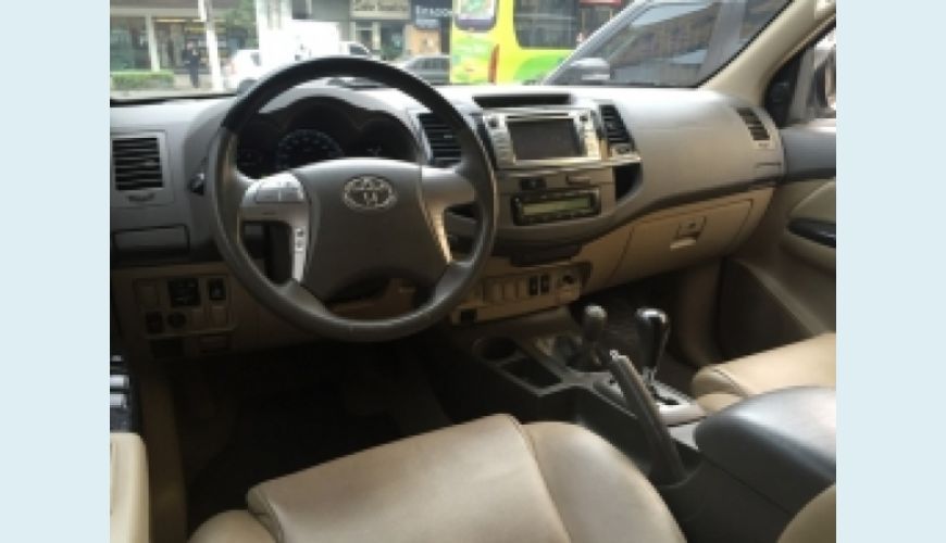 TOYOTA HILUX SW4 3.0 SRV 4X4 7 LUGARES 16V TURBO INTERCOOLER DIESEL 4P AUT. - BRANCO - 2013 Foto 4 (Grande)