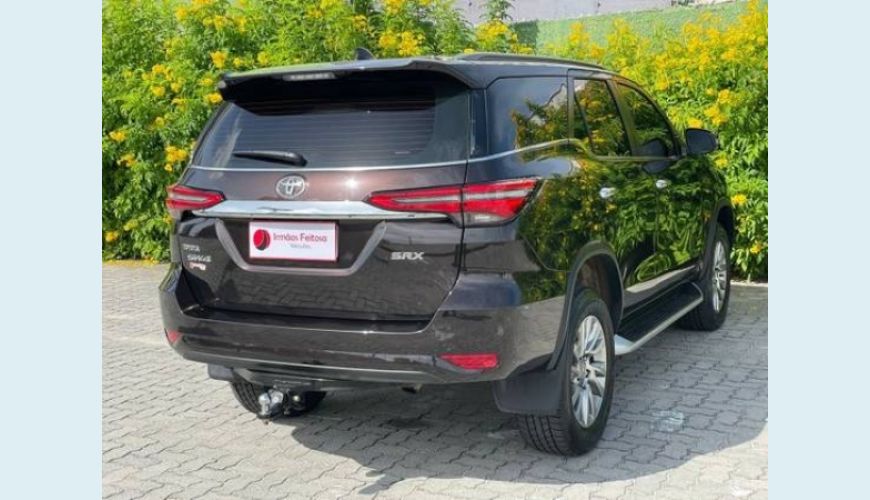 TOYOTA HILUX SW4 2.8 D-4D TURBO DIESEL SRX 7L 4X4 AUT. - MARROM - 2021 Foto 4 (Grande)