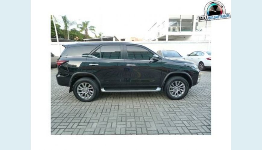 TOYOTA HILUX SW4 2.8 D-4D TURBO DIESEL SRX 7L 4X4 AUT. - PRETO - 2021 Foto 4 (Grande)