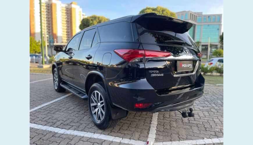TOYOTA HILUX SW4 2.7 SR 7 LUGARES 4X2 16V FLEX 4P AUT. - PRETO - 2017 Foto 4 (Grande)