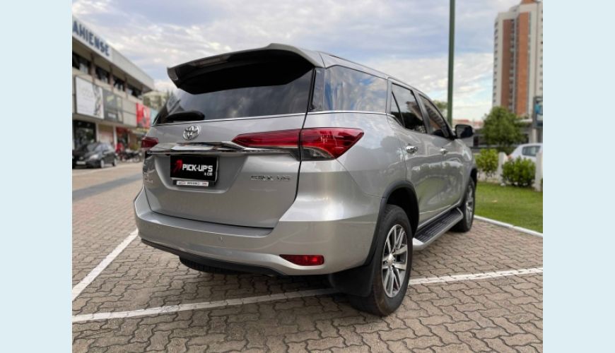 TOYOTA HILUX SW4 4.0 SRX 4X4 7 LUGARES V6 24V 4P AUT. - PRATA - 2016 Foto 4 (Grande)