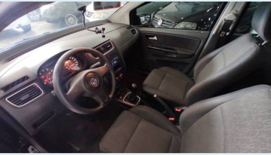 VOLKSWAGEN FOX 1.0 MI 8V FLEX 4P - PRETO - 2013 Foto 4 (Grande)
