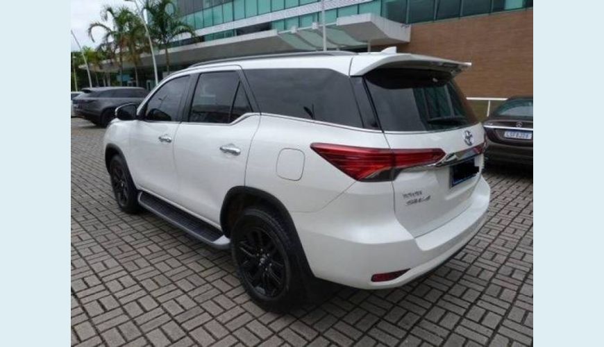 TOYOTA HILUX SW4 2.8 SRX 4X4 7 LUGARES 16V TURBO INTERCOOLER DIESEL 4P AUT. - BRANCO - 2017 Foto 4 (Grande)
