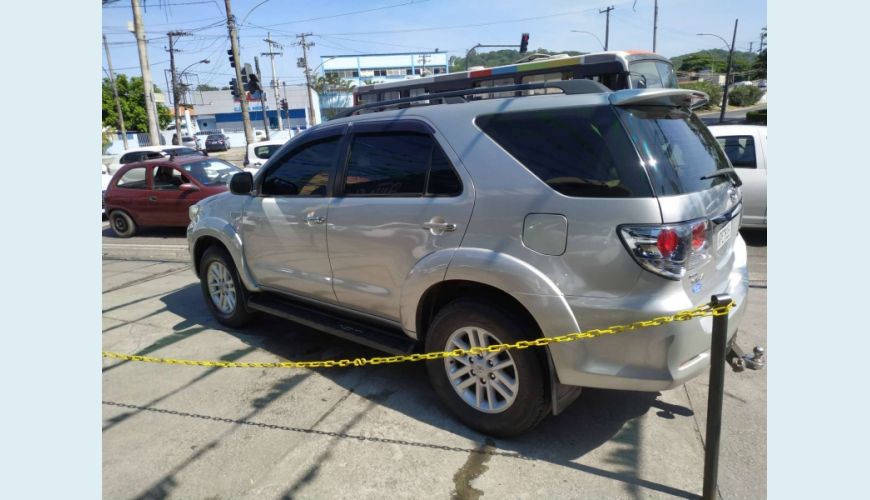 TOYOTA HILUX 3.0 SRV TOP 4X4 CD 16V TURBO INTERCOOLER DIESEL 4P AUT. - PRATA - 2013 Foto 4 (Grande)