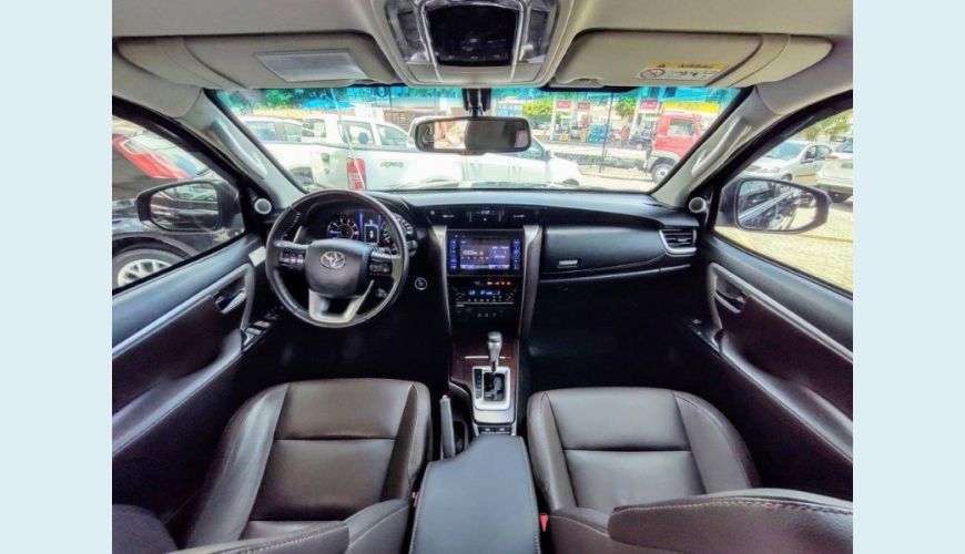 TOYOTA HILUX SW4 2.8 SRX 4X4 7 LUGARES 16V TURBO INTERCOOLER DIESEL 4P AUT. - PRETO - 2016 Foto 4 (Grande)