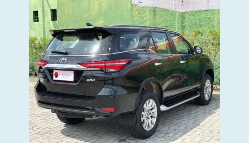 TOYOTA HILUX SW4 2.8 D-4D TURBO DIESEL SRX 7L 4X4 AUT. - PRETO - 2022 Foto 4 (Grande)
