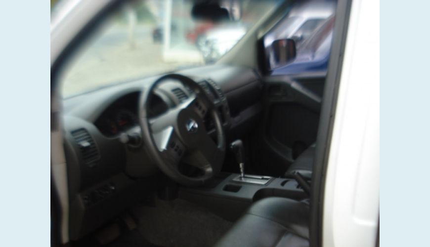 NISSAN FRONTIER LE 4X4 - BRANCO - 2013 Foto 5 (Grande)