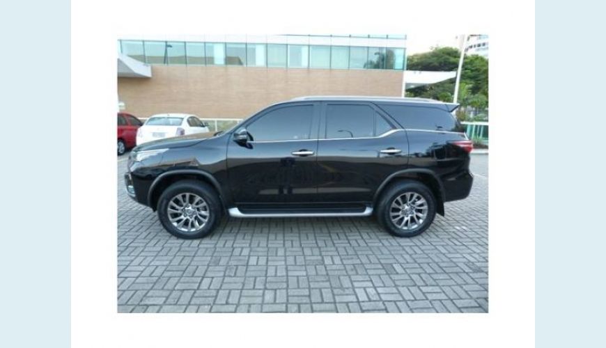 TOYOTA HILUX SW4 2.8 D-4D TURBO DIESEL SRX 7L 4X4 AUT. - PRETO - 2021 Foto 5 (Grande)