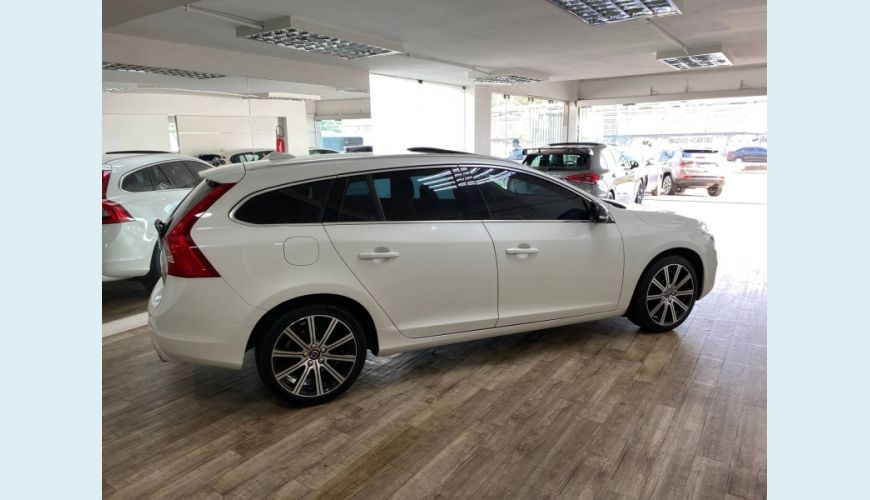 VOLVO V60 2.0 T4 MOMENTUM 4P AUT. - BRANCO - 2018 Foto 5 (Grande)