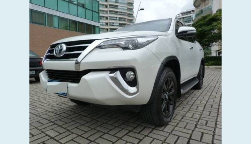 TOYOTA HILUX SW4 2.8 SRX 4X4 7 LUGARES 16V TURBO INTERCOOLER DIESEL 4P AUT. - BRANCO - 2017 Foto 5 (Grande)