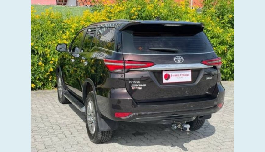 TOYOTA HILUX SW4 2.8 D-4D TURBO DIESEL SRX 7L 4X4 AUT. - MARROM - 2021 Foto 6 (Grande)