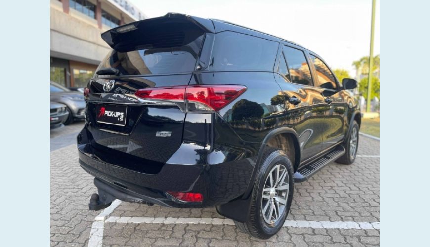 TOYOTA HILUX SW4 2.7 SR 7 LUGARES 4X2 16V FLEX 4P AUT. - PRETO - 2017 Foto 6 (Grande)