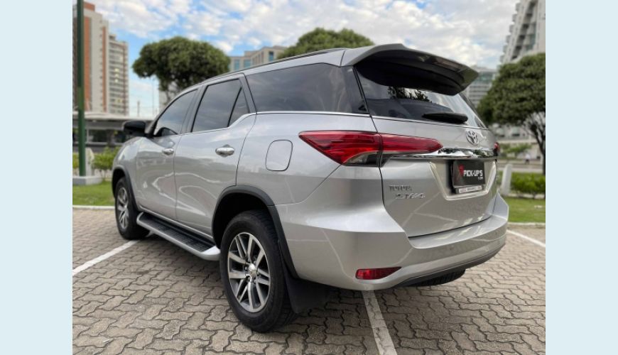 TOYOTA HILUX SW4 4.0 SRX 4X4 7 LUGARES V6 24V 4P AUT. - PRATA - 2016 Foto 6 (Grande)