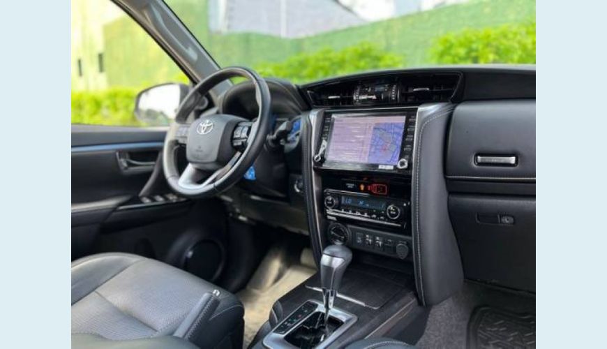 TOYOTA HILUX SW4 2.8 D-4D TURBO DIESEL SRX 7L 4X4 AUT. - PRETO - 2021 Foto 6 (Grande)