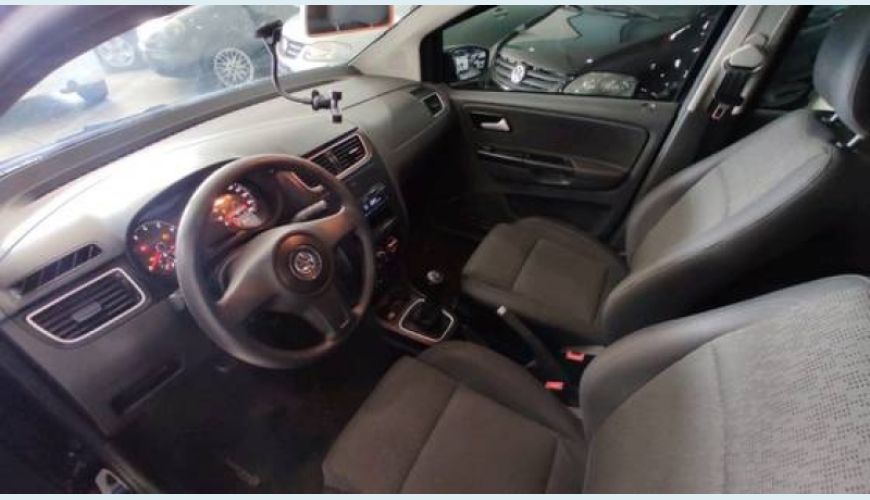 VOLKSWAGEN FOX 1.0 MI 8V FLEX 4P - PRETO - 2013 Foto 6 (Grande)