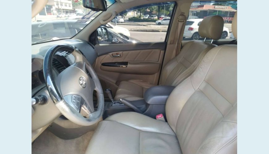 TOYOTA HILUX 3.0 SRV TOP 4X4 CD 16V TURBO INTERCOOLER DIESEL 4P AUT. - PRATA - 2013 Foto 6 (Grande)